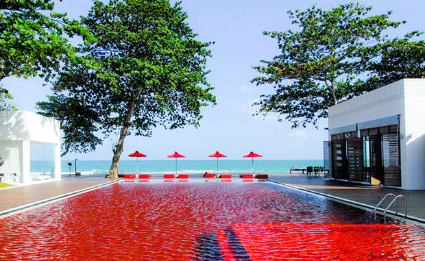 Красная Библиотека Самуи, Таиланд Никаких красителей и никаких природных добавок: красный цвет воды в бассейне лишь отражение красной плитки. Многие люди, даже зная об этом, все равно отказываются заходить в воду, уж слишком она похожа на кровь.