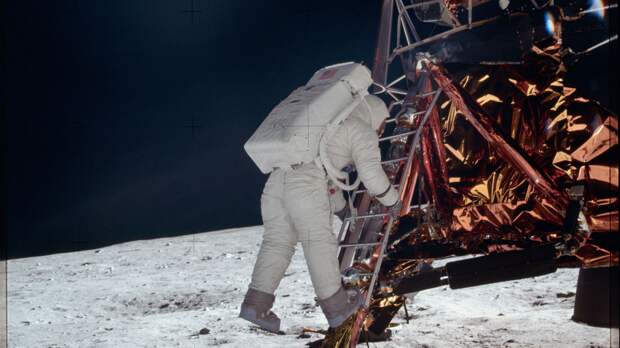 "Безумие". Трамп призвал американцев уже через два года вернуться на Луну