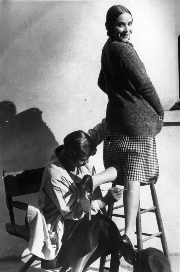 В 1926 году женщины рисовали на ногах шов от чулка