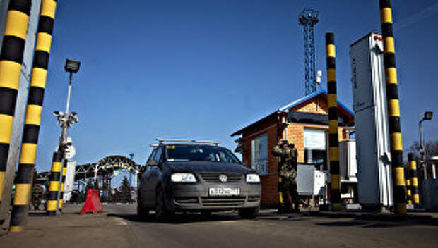 Автомобиль на пропускном пункте Гоптовка на границе России и Украины. Архивное фото