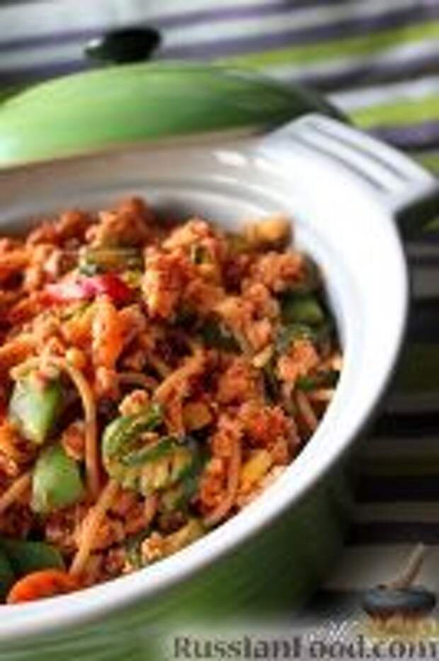Фото к рецепту: Ужин за 15 минут: макароны с фаршем и овощами