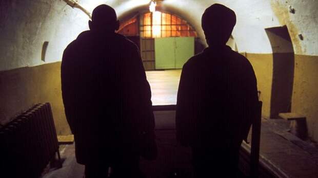 Отголоски колониальных 90-х: При Путине мы встали с колен, но всё ещё боимся казнить подонков в России. Что дальше?