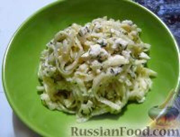 Фото к рецепту: Лапша с брынзой и укропом