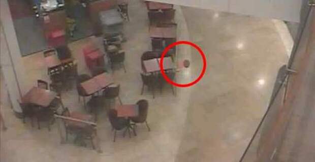 Невидимка с красным шариком в торговом центре Невидимка с красным шариком в торговом центре