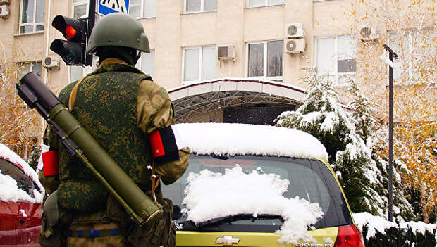 Военнослужащий в Луганске. Архивное фото