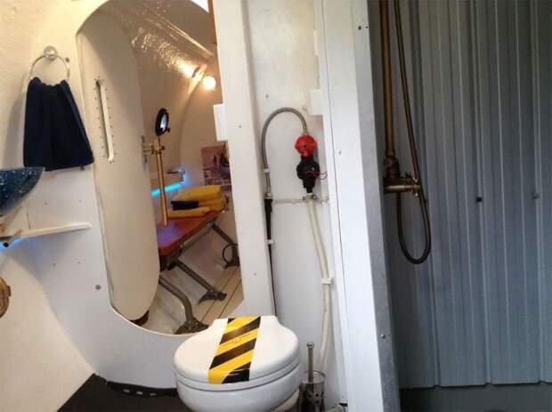 Безумный ученый из Новой Зеландии построил желтую подводную лодку в лесу