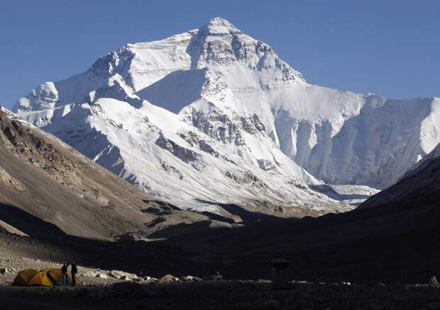Покорители Эвереста с палаткой (снизу слева)