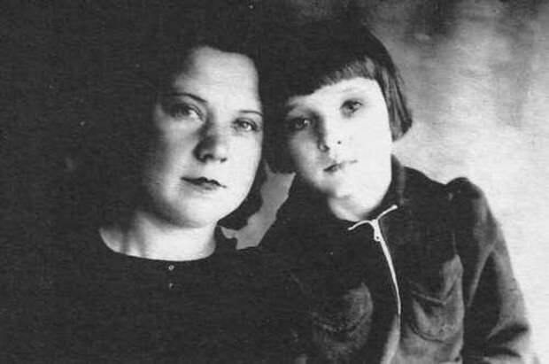 Люся Гурченко с матерью Еленой Александровной