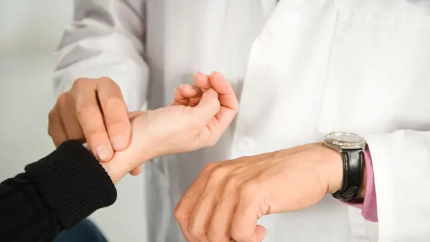 Терапевт Фаррахов объяснил, как оценить состояние сердца по пульсу