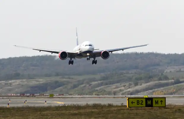 «Безответственно не делать прививку»: Песков прокомментировал возможность ужесточения мер по борьбе с COVID-19 в России
