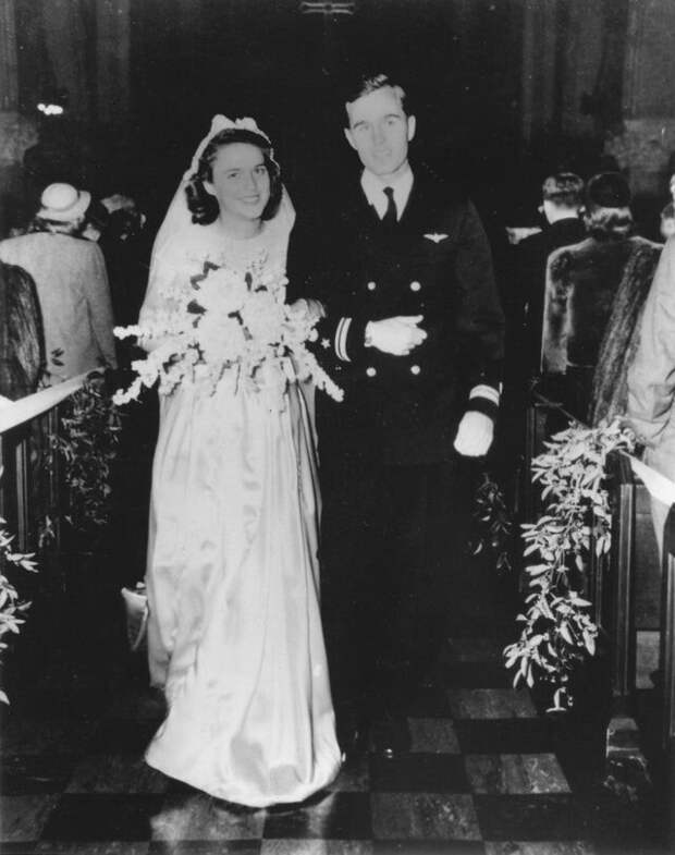 4. Молодожены Джордж и Барбара Буши, 6 января 1945 года 4. Молодожены Джордж и Барбара Буши, 6 января 1945 года