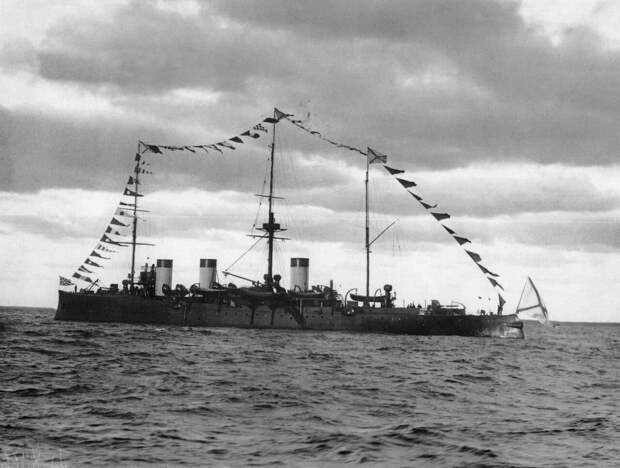 Крейсер «Жемчуг» на Ревельском рейде во время императорского смотра, 27 сентября 1904 года.