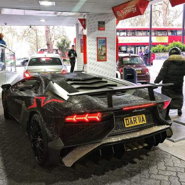 Спорткар Lamborghini Aventador был украшен кристаллами Swarovski