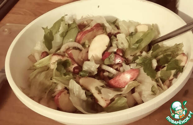 Салат из яблок, петрушки и фундука