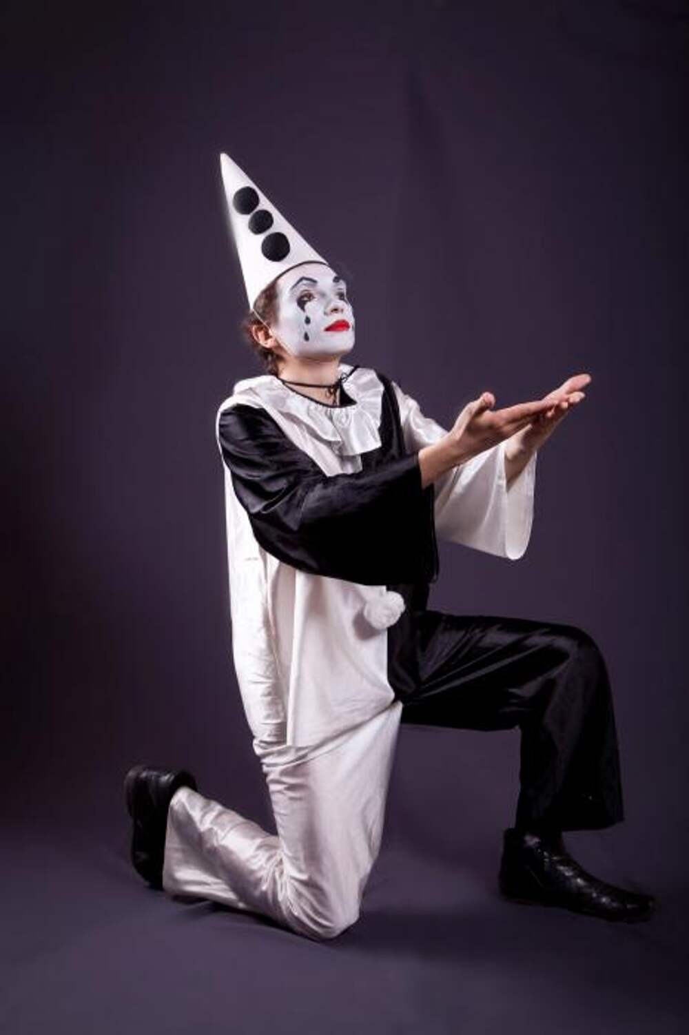 Белый клоун Пьеро из Буратино