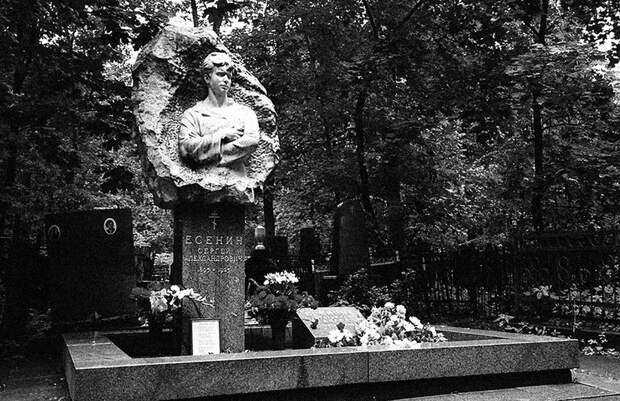 Могила Сергея Есенина на Ваганьковском кладбище в Москве; позади находится могила его секретаря Галины Бениславской, которая застрелилась прямо на этом же месте. Источник: wikimapia.org