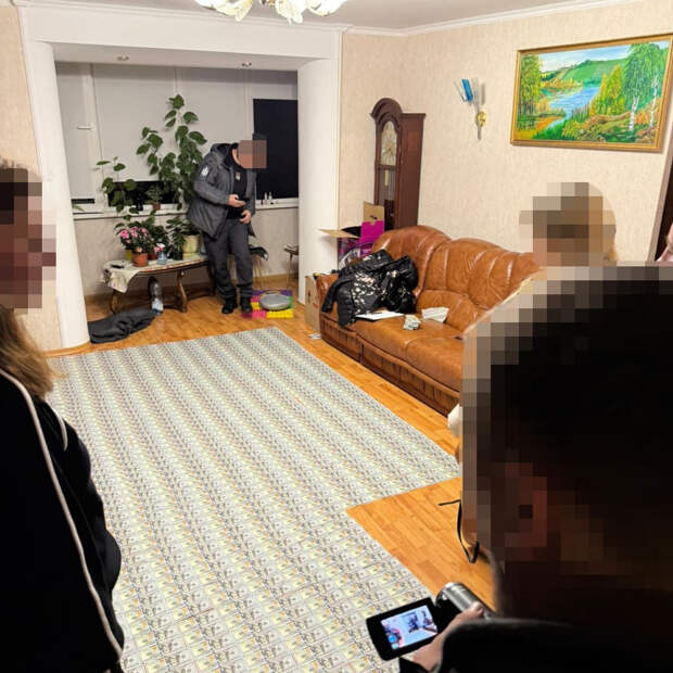 У зарабатывающей на дезертирах в ВСУ группировки нашли ковер из долларов