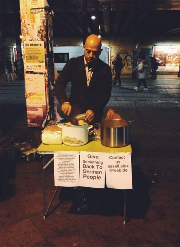 Беженец из Сирии раздает малоимущим еду в одном из городов Германии.
