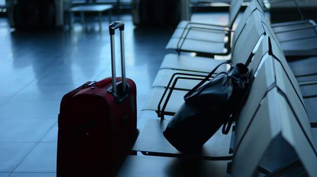 Небинарного советника Байдена заподозрили в краже чемодана в аэропорту Миннеаполиса