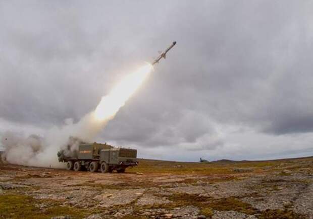 Корабли и береговые ракетные комплексы СФ уничтожили ракетным огнём морские силы условного противника в арктических водах