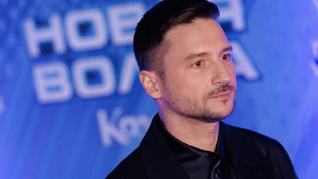 С гастролей — на кладбище: Лазарев рассказал о горе в семье, стоя в слезах у могилы