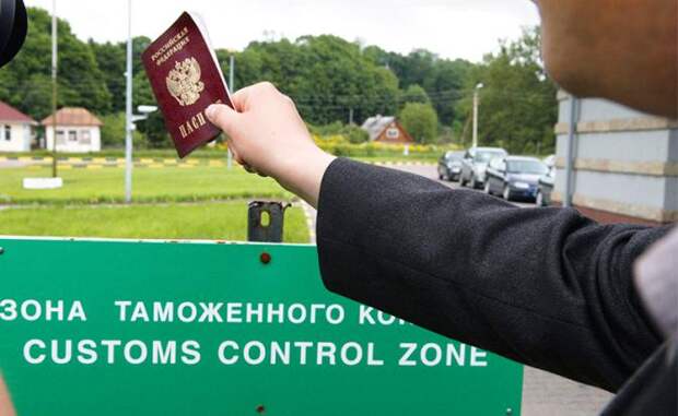 На фото: зона таможенного контроля на российско-эстонской границе