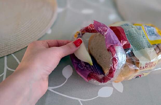Положите кусочек лука в пакет с хлебом.  / Изображение: дзен-канал technotion