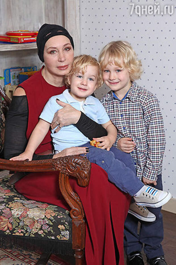 Татьяна Васильева с внуками 