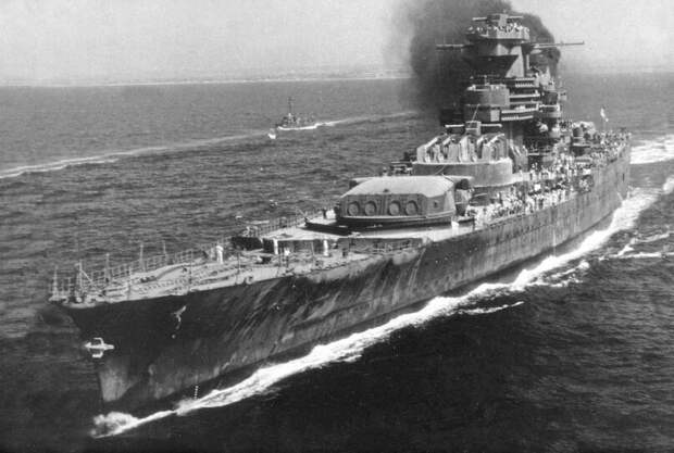 Французский линейный корабль «Jean Bart», 1945 год. Видно судьба у него была такая, мотаться по океану в недостроенном виде.