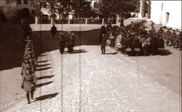Новая партия заключенных в Соловецком лагере особого назначения СЛОН.  /фото реставрировано мной. изображение взято из Музея ГУЛАГа/