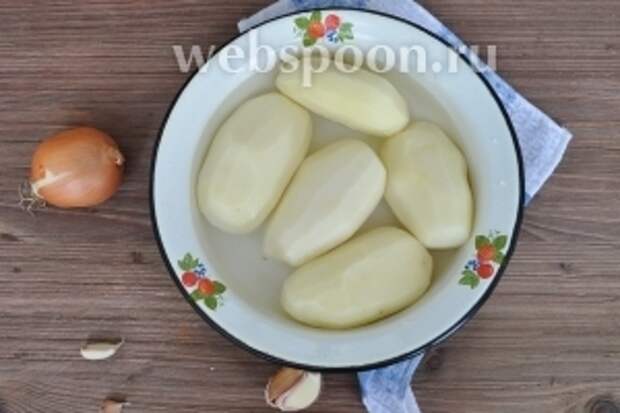 Картофель очистить.