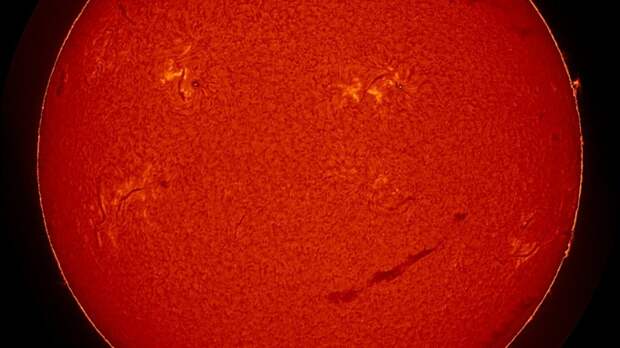 На Солнце появился гигантский смайлик