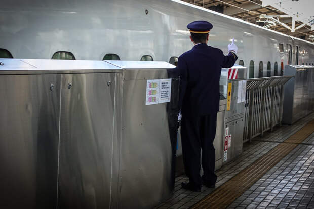 Жесты и выкрики японских железнодорожников
