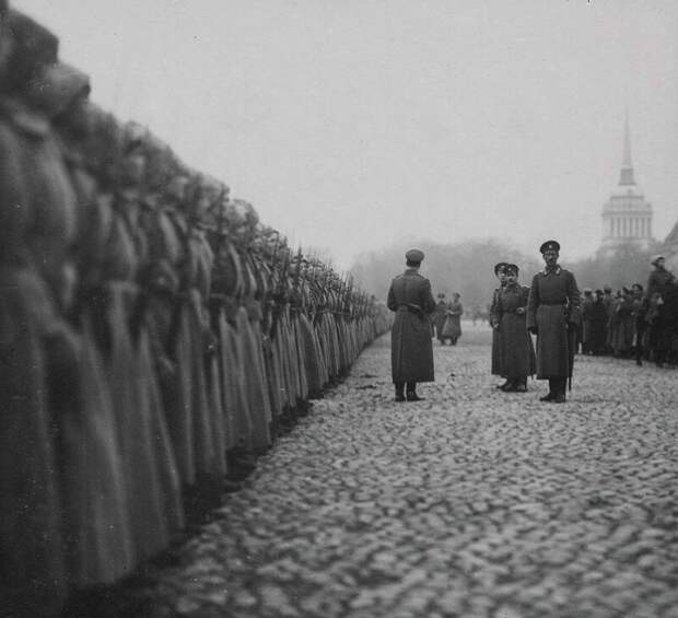 Солдаты Женского батальона смерти готовятся к параду на Дворцовой площади. Петроград, 1917 год. история, ретро, фото