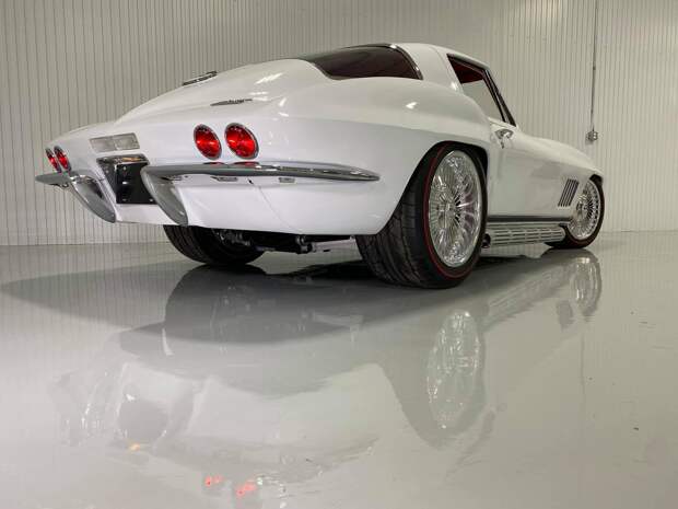 Великолепный рестомод Corvette Stingray 1967 года