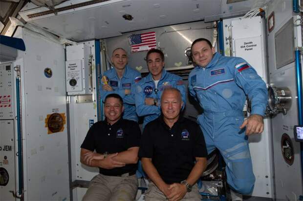 «А вас, Crew Dragon, я попрошу остаться»: космический корабль от SpaceX задерживается на орбите