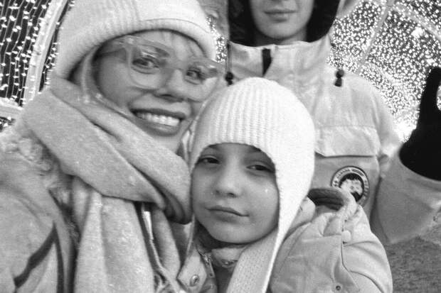 Певица Анастасия Стоцкая прогулялась с детьми по центру Москвы