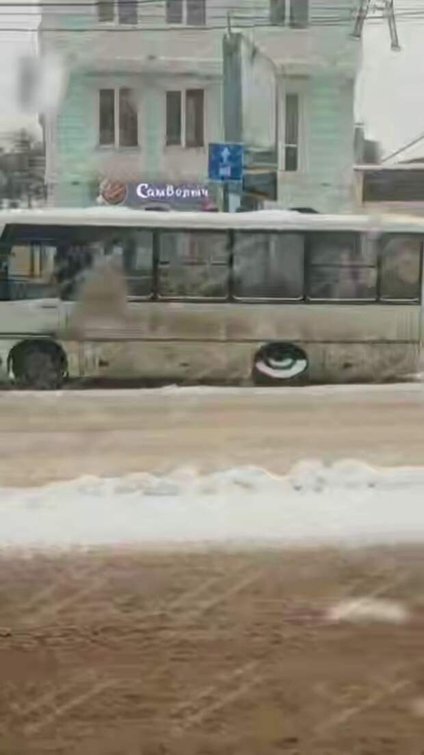 В Краснодаре на центральной магистрали у автобуса оторвалось колесо: результат "почищенных" дорог