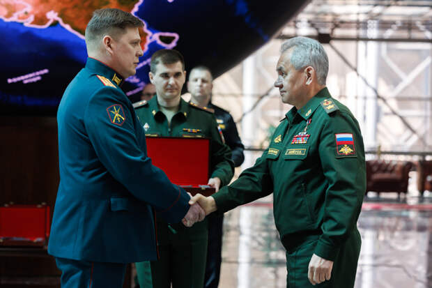 Министр обороны России вручил медали «Золотая Звезда» отличившимся участникам специальной военной операции