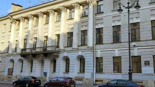 Женщина выпала из окна вслед за ребенком в Санкт-Петербурге