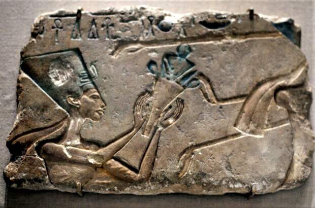 Жена Эхнатона Нефертити предлагает масло Атону.
