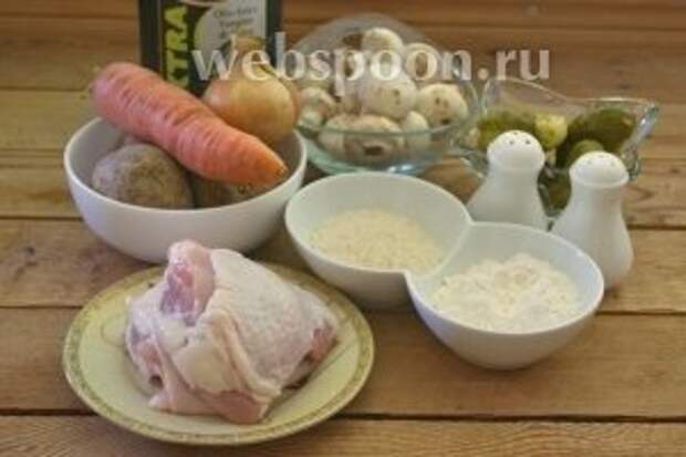Для приготовления рассольника нам необходимо взять: куриное мясо (не филе), огурцы, картофель, лук, морковь, шампиньоны, рис, муку, растительное масло и специи.