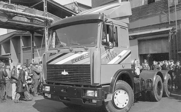 1989-й год: выпущен миллионный грузовик МАЗ. Им стал седельный тягач МАЗ-64221 СССР, автозавод