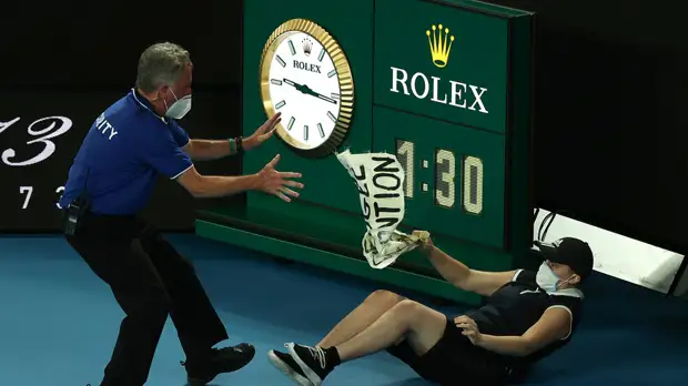 Фанат проник на корт во время матча Надаля с Медведевым