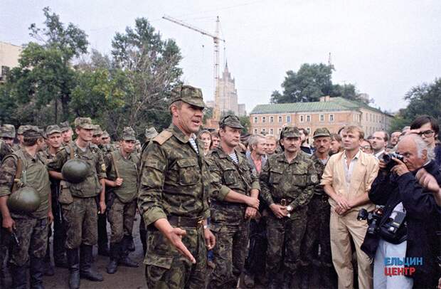 Генерал-майор Александр Лебедь с группой военнослужащих на улицах столицы Генерал-майор Александр Лебедь с группой военнослужащих на улицах столицы