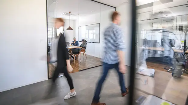 Названы самые раздражающие россиян привычки коллег