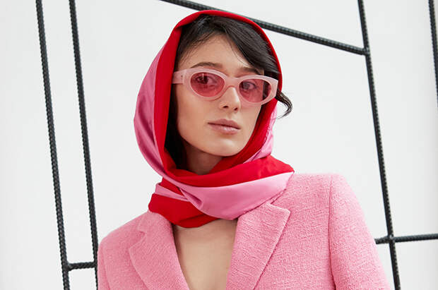 Винтажные сумки, топ-кольчуга из бисера и косынки: выбираем аксессуары на лето в новых лукбуках