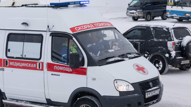 Глыба льда обрушилась на женщину на Мясницкой улице в Москве