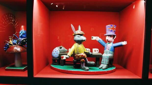 Выставка «Алиса, проснись!»