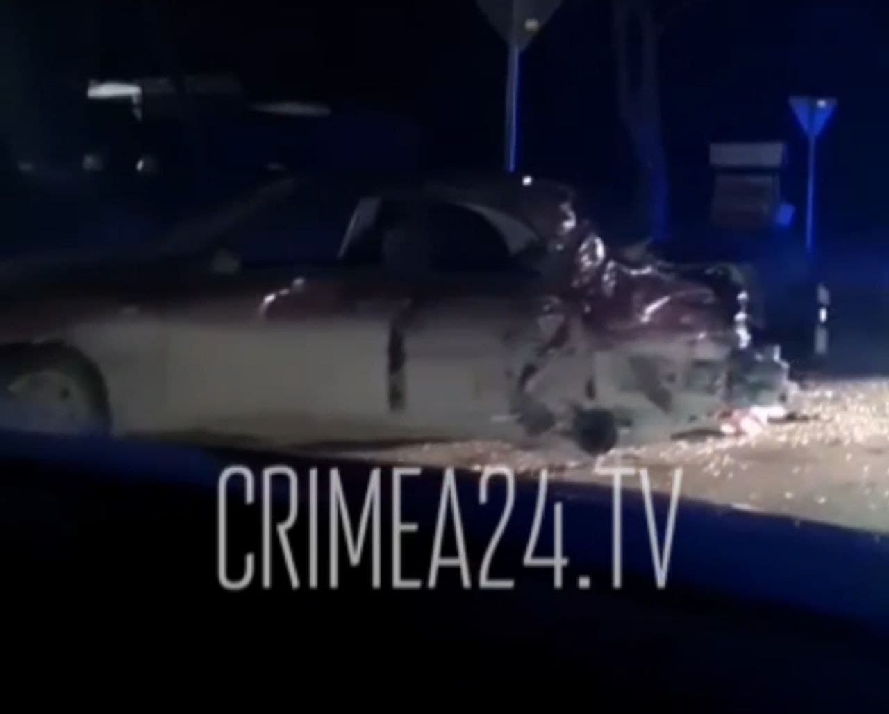В Белогорском районе легковушка столкнулась с рейсовым автобусом. ВИДЕО